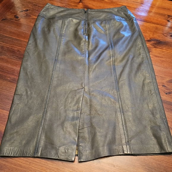 Danier leather skirt. Olive green. Never worn. Size 6 - Picture 2 of 4